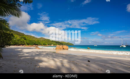 Catamarans à Anse Lazio sur les seychelles. L'eau turquoise, rochers de granit dans le sable blanc sur Paradise beach Banque D'Images