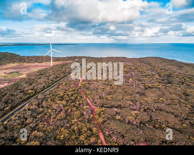 Vue aérienne du chemin rural menant à un seul océan permanent au-dessus de l'éolienne Banque D'Images