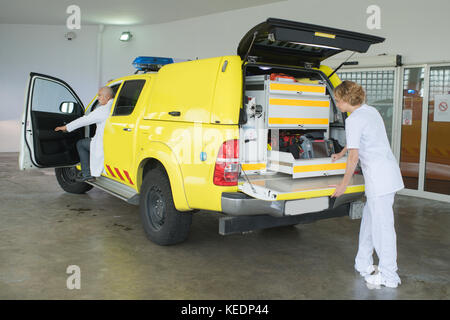 Les ambulanciers d'urgence avec brancard Banque D'Images