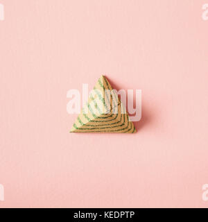 Forme de triangle pyramide sur fond rose Banque D'Images