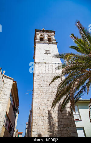 Photo panoramique du littoral dalmate, mer adriatique près de Trogir, Croatie sur summertime Banque D'Images