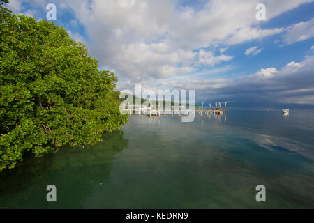 Lagune océanique calme à Bunaken Island, Sulawesi Banque D'Images