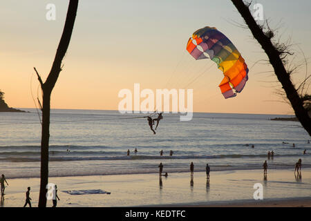 Le parapente au coucher du soleil sur la plage de Kata, à Phuket island Banque D'Images