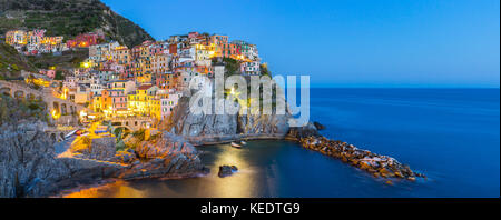 Vue panoramique de Manarola village un des Cinque Terre la nuit à La Spezia, Italie. Banque D'Images