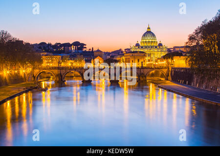 Crépuscule de la Cité du Vatican à Rome, Italie. Banque D'Images