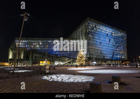 Harpa concert hall and Conference Centre de Reykjavík, Islande. Le bâtiment dispose d'un verre coloré, inspiré par le paysage de basalte Banque D'Images