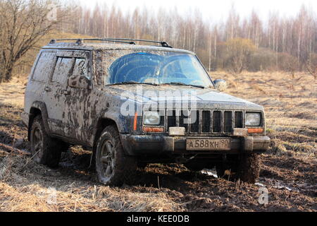 Voiture tout terrain sale. Un voyage dans la nature, hors route. La Russie, la région de Riazan, 7 avril 2017. Banque D'Images