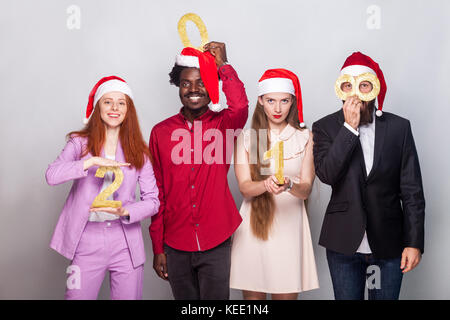 Bonheur meilleurs amis par nombre 2018 à huis clos. studio shot, mur gris Banque D'Images