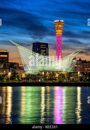 Le Japon, l'île de Honshu, Kansai, Kobe port tower et meriken park au crépuscule. Banque D'Images
