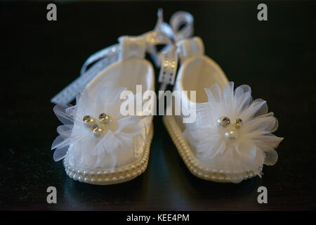 Adorable chaussures bébé fille avec pearl détails et décorations scintillantes Banque D'Images