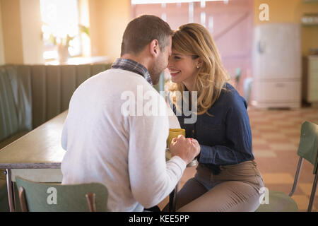 Heureux couple romancing in restaurant Banque D'Images