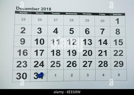 Close-up de pousser sur l'axe bleu 31e jour du mois de calendrier blanc fin Banque D'Images