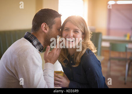 Heureux couple romancing in restaurant Banque D'Images