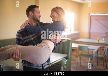 Heureux couple romancing in restaurant Banque D'Images