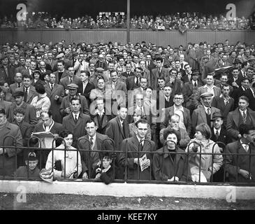 Derby County visages dans la foule des fans présents à la fin de l'Osmaston Terrain de baseball c1955. Photographie par Tony Henshaw *** *** légende locale à partir de la vitre d'négatif depuis la filiale en propriété négatif original. Banque D'Images