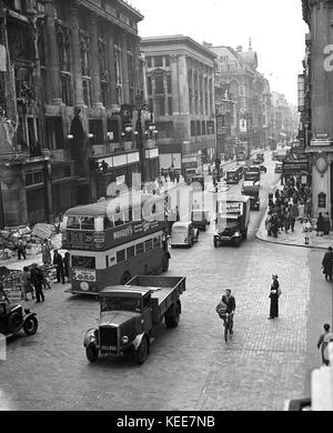 Oxford Circus, Londres c1942. La vie se passe normalement malgré les effets d'un bombardement pendant la Seconde Guerre mondiale, les gens qui se rendent quotidiennement à l'école ou au travail, avec des bus et des taxis sur la route à côté des camions et des fourgonnettes. Photo de Tony Henshaw - du négatif original en propriété exclusive. Banque D'Images