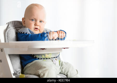 Baby Boy eating bread et concombre avec méthode, BLW led bébé sevrage. Kid végétarien grave au dîner. Banque D'Images