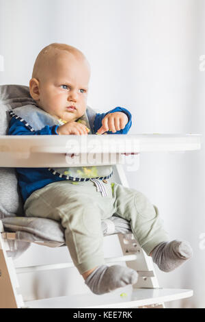 Baby Boy eating bread et concombre avec méthode, BLW led bébé sevrage. Kid végétarien grave au dîner. Banque D'Images