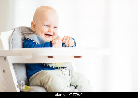 Baby Boy eating bread et concombre avec méthode, BLW led bébé sevrage. Kid végétarien au dîner. Banque D'Images