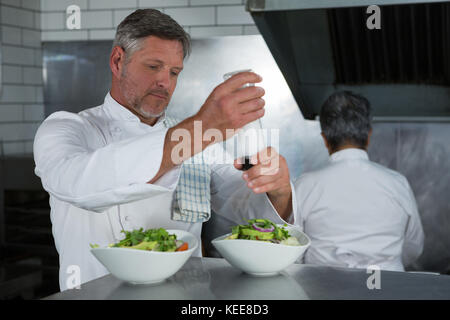 Chef de préparer un repas dans la cuisine Banque D'Images