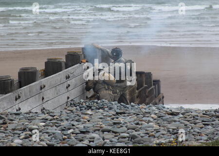 A WW11 de reconstitution sur Penmaenmawr beach Banque D'Images