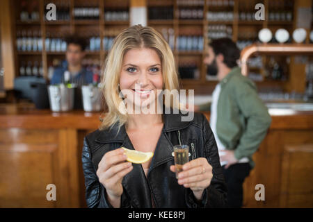 Portrait de belle femme ayant tourné en tequila bar Banque D'Images