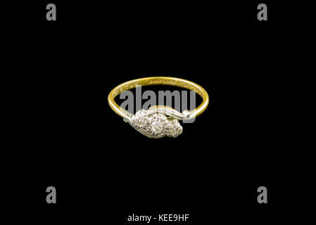 Mesdames antique gold diamond ring avec trois diamants inset et détenues dans un fermoir style corde. isolé sur fond noir bonne image pour jewel Banque D'Images