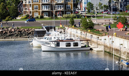 Deux bateaux de pêche dans le port de Charlottetown Banque D'Images