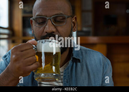 L'homme de boire une bière au bar Banque D'Images