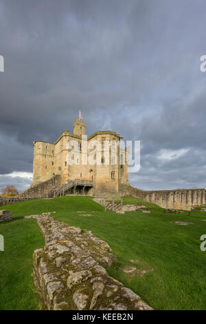 Château de Warkworth dans la luminosité de l'après-midi, Warkworth, Northumberland, England, UK Banque D'Images