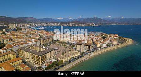 Vue aérienne d'Ajaccio, Corse, France. Le port et le centre-ville vus de la mer. Bateaux et maisons du port Banque D'Images