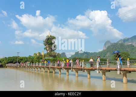 Belle pagode kyauk kalap bouddhiste en hpa-an, au Myanmar. Banque D'Images