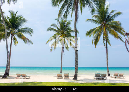 Chaises de plage sur la plage de sable blanc Banque D'Images