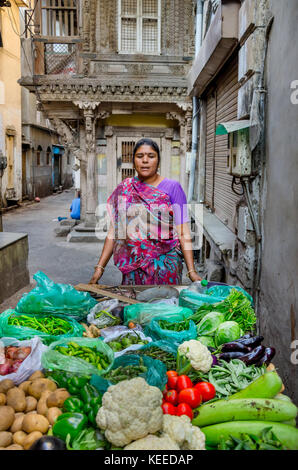 Ahmedabad, Inde - 27 novembre 2016 : vendeur de légumes vêtu du costume traditionnel saree dans la rue d'Ahmedabad ville du patrimoine mondial dans le Gujarat, en Inde. Banque D'Images