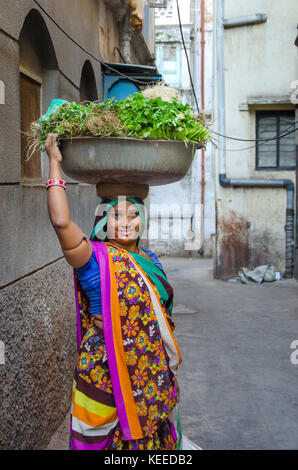 AHMEDABAD, INDE - 27 NOVEMBRE 2016 : vendeuse de légumes portant le saree traditionnel dans la rue de la ville patrimoniale d'Ahmedabad dans le Gujarat, en Inde. Banque D'Images