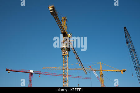 Grues à tour sur un fond de ciel bleu Banque D'Images