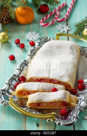 Strudel aux pommes fait maison avec des pommes fraîches, de canneberge et de sucre en poudre sur l'ardoise ou de pierre arrière-plan. Banque D'Images