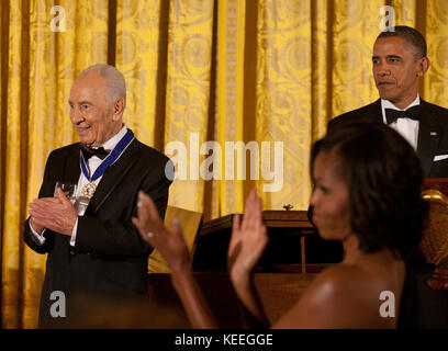 Le Président Shimon Peres d'Israël (à gauche) et la Première Dame Michelle Obama salue en tant que Président des Etats-Unis, Barack Obama reconnaît l'ancien Président Bill Clinton (non illustré) à la suite de la présentation de Peres de la Médaille présidentielle de la liberté lors d'un dîner en son honneur à l'Est Prix de la Maison Blanche à Washington, D.C. le mercredi, 13 juin 2012..Crédit : Martin Simon / Piscine via CNP /MediaPunch Banque D'Images
