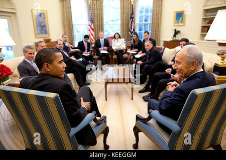 Washington, DC - 5 mai 2009 -- Le président des États-Unis Barack Obama rencontre le président Shimon Peres d'Israël dans le bureau ovale Le mardi, 5 mai 2009. Pete Souza .Crédit : - la Maison Blanche via CNP /MediaPunch Banque D'Images