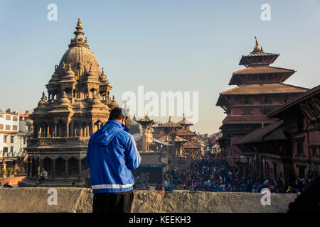 Un inconnu regardant la foule de gens à Patan Durbar Square Nepal Banque D'Images