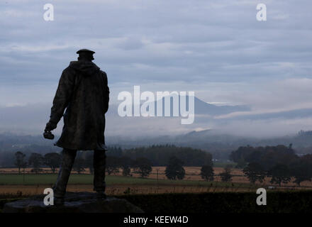 La statue de David Stirling, fondateur de la SAS, regarde la brume autour de la montagne Ben Ledi dans les collines du Perthshire près de Doune, en Écosse centrale, alors que le Royaume-Uni est vanté d'une nuit de fortes pluies et de vents avant que la tempête Brian batte le pays ce week-end. Banque D'Images