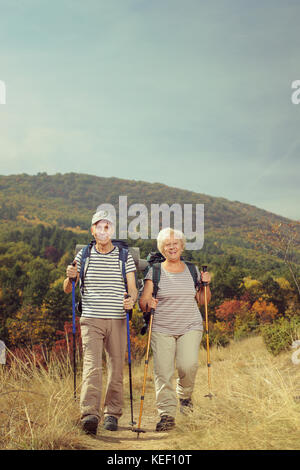 Portrait de deux personnes âgées les randonneurs à pied vers l'extérieur de l'appareil photo Banque D'Images