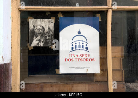 Une photographie d'un jeune Fidel Castro et une affiche d'el capitolio affichée sur la vitrine dans la vieille Havane, Cuba. Banque D'Images