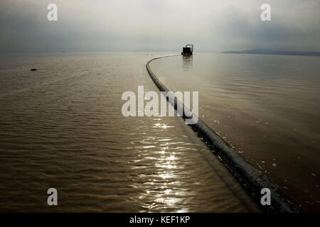 Sharafkhaneh, Sharafkhaneh, Iran. 9 octobre 2009. Sharafkhaneh est situé sur le lac Urmia, un lac salé de plus de 5000 kilomètres carrés de diamètre et plus de 100 petites îles rocheuses. C'est une réserve de biosphère de l'UNESCO qui abrite plus de 200 espèces d'oiseaux et beaucoup d'autres espèces de reptiles, d'amphibiens et de mammifères, dont le cerf jaune iranien. Le lac s'est rétréci depuis longtemps, et la construction d'un barrage et les récentes sécheresses ont considérablement réduit sa quantité d'eau. L'évaporation de l'eau a augmenté la salinité du lac, ce qui réduit son importance comme maison Banque D'Images