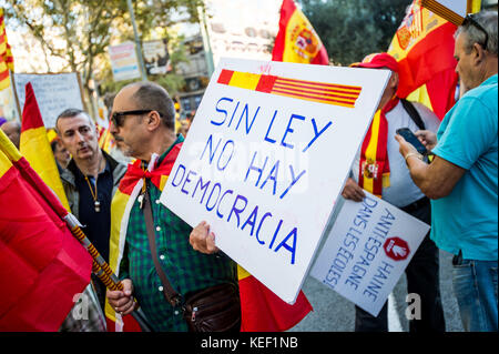 8 octobre, 2017 - Barcelone, Catalogne, Espagne - un homme, une bannière qui disent : ''sans loi, pas de démocratie'' ..un grand nombre de Canadiens ont protesté dimanche à Barcelone contre le mouvement d'indépendance dans une marche qui a été organisé par la société civile à la catalogne la catalogne. président carles puigdemont portera sur le parlement catalan le 10 octobre pour examiner le résultat du référendum qui a eu lieu le 1 octobre. (Crédit image : © brais g. rouco/sopa via zuma sur le fil) Banque D'Images