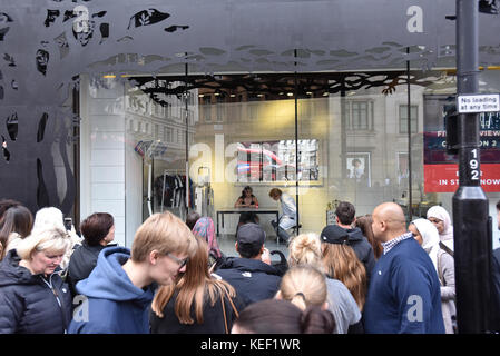 Oxford Street, Londres, Royaume-Uni. 20th octobre 2017. Événement promotionnel pour la nouvelle saison de l'émission télévisée culte étranger Things au magasin Topshop Oxford Street de Londres avec une gamme de marchandises connexes et des vitrines. Crédit : Matthew Chattle/Alay Live News Banque D'Images