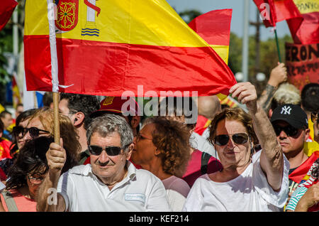 8 octobre 2017 - Barcelone, Catalogne, Espagne - deux membres du public vus tenant le drapeau espagnol..manifestation massive à Barcelone pour la défense de l'unité de l'Espagne. Près d’un million de personnes ont rejoint l’appel de la Société civile catalane pour la défense de l’unité de l’Espagne comme contrepoids aux mouvements souverainistes. (Crédit image : © Copyright Paco Freire/SOPA via ZUMA Wire) Banque D'Images