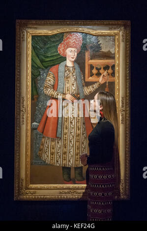 Londres, Royaume-Uni. 20 Oct, 2017. Un membre du personnel vues 'un portrait d'un noble tenant un pear', Perse, vers 1660-1700, (Est. GBP0.8-1.0m), à un essai d'organisation islamique, du Moyen-Orient et d'autres œuvres qui seront mises aux enchères à Sotheby's New Bond Street le 24 et 25 octobre. Crédit : Stephen Chung/Alamy Live News Banque D'Images