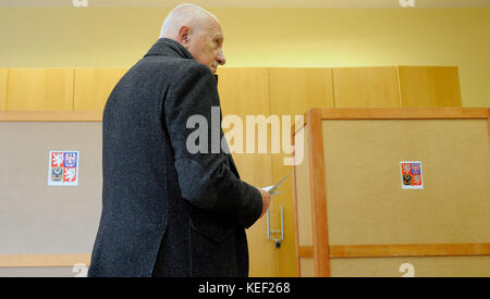 Prague, République tchèque. 20 oct, 2017. Vaclav Klaus, l'ancien président tchèque, voix pendant les élections à la Chambre des députés du parlement de la République tchèque à Prague, République tchèque, le 20 octobre 2017 élections générales 2017. République tchèque ont lieu les 20 et 21 octobre. crédit : ondrej deml/ctk photo/Alamy live news Banque D'Images