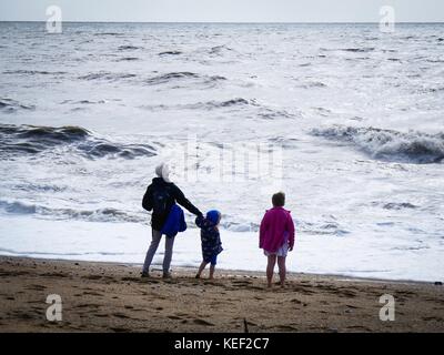 West Bay, Dorset, UK. 20 Oct 2017. Météo britannique. Les personnes bénéficiant du calme relatif avant la tempête prédit à frapper le Royaume-Uni plus tard aujourd'hui sur un temps ensoleillé mais venteux journée à la plage. Crédit : Dan Tucker/Alamy Live News Banque D'Images